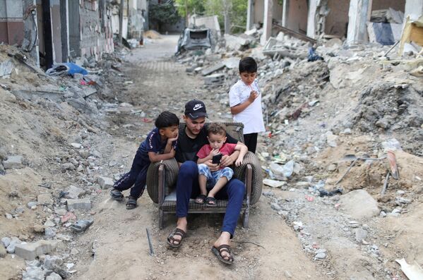 在废墟中生活的加沙居民。
 - 俄罗斯卫星通讯社