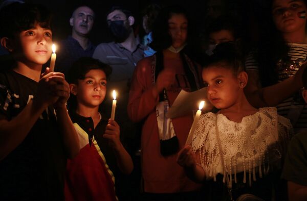 一群手持蠟燭的加沙兒童。
 - 俄羅斯衛星通訊社