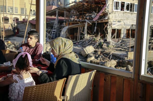 在废墟中生活的加沙居民。
 - 俄罗斯卫星通讯社