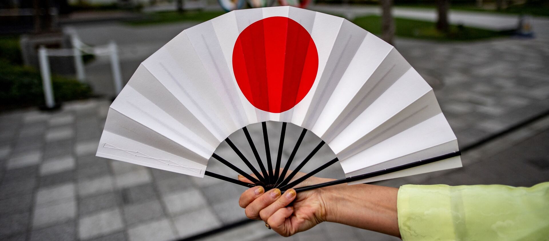 Веер с японским флагом напротив Олимпийских колец в Токио  - 俄羅斯衛星通訊社, 1920, 02.06.2021