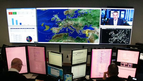 Авиадиспетчеры во время наблюдения за самолетами на мониторе - 俄罗斯卫星通讯社