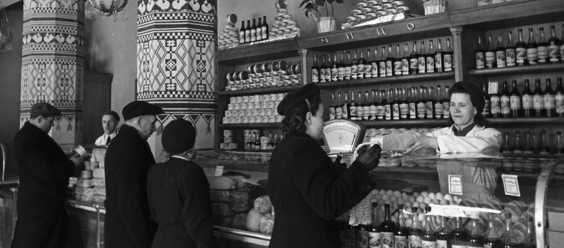 Продуктовый магазин, расположенный в здании гостиницы Украина в Москве - 俄羅斯衛星通訊社, 1920, 28.06.2021
