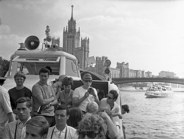 游客们乘坐观光船游览莫斯科。 - 俄罗斯卫星通讯社