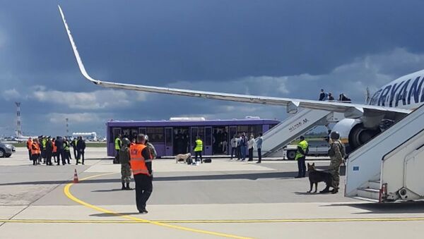 Персонал аэропорта и сотрудники сил безопасности у самолета Ryanair, вынужденно приземлившегося в Минске - 俄罗斯卫星通讯社