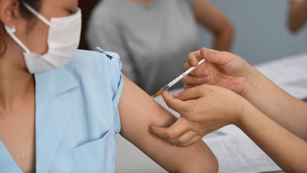 Женщина получает дозу вакцины AstraZeneca в больнице Бах Май в Ханое - 俄罗斯卫星通讯社