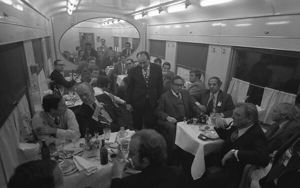 1974年，美国总统福特在符拉迪沃斯托克列车餐车就餐。 - 俄罗斯卫星通讯社