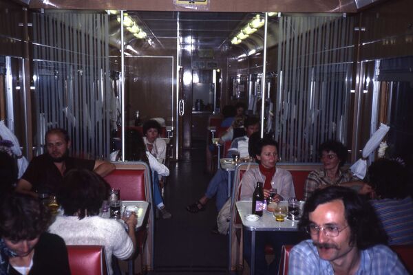法国旅游团在“伊尔库茨克-莫斯科”列车餐车就餐。 - 俄罗斯卫星通讯社