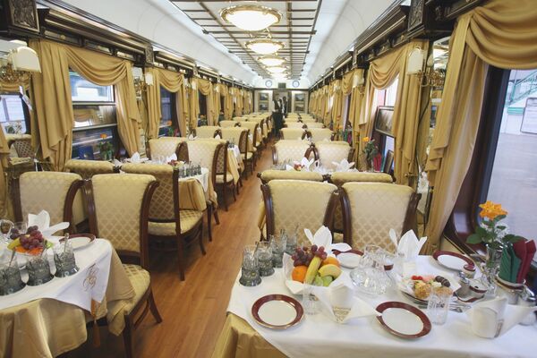 俄罗斯首列私营旅游列车“金鹰-西伯利亚特快”餐车。 - 俄罗斯卫星通讯社