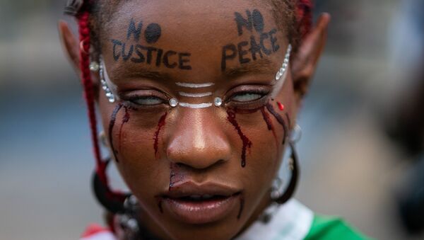 紐約市民參加弗洛伊德遇害一週年紀念活動。 - 俄羅斯衛星通訊社