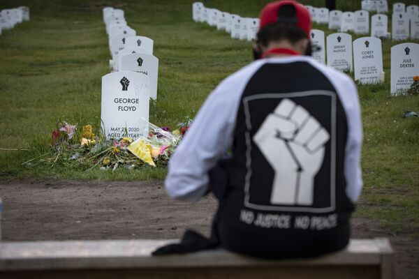 一位参加弗洛伊德去世一周年活动的男子静坐在明尼阿波利斯市 “说出他们的名字”（Say their Name）墓地。 - 俄罗斯卫星通讯社