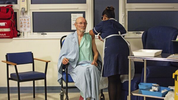 81-летний Уильям Шекспир во время вакцинации от коронавируса - 俄羅斯衛星通訊社