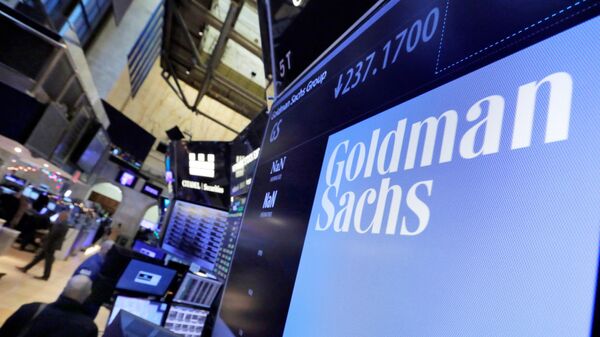 Лого Goldman Sachs на экране Нью-Йоркской фондовой биржи - 俄羅斯衛星通訊社