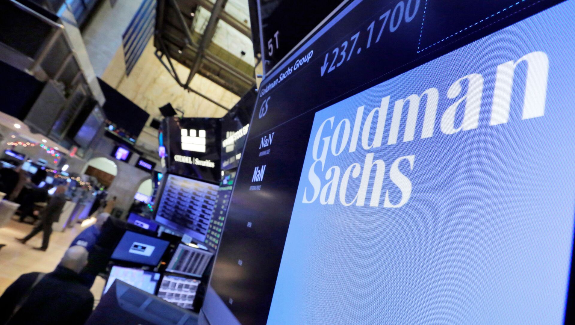 Лого Goldman Sachs на экране Нью-Йоркской фондовой биржи - 俄罗斯卫星通讯社, 1920, 26.05.2021