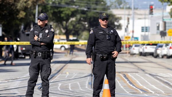 Полиция на месте массового расстрела на железнодорожной станции, находящейся в ведении Транспортного управления долины Санта-Клара в Сан-Хосе, Калифорния, США - 俄羅斯衛星通訊社