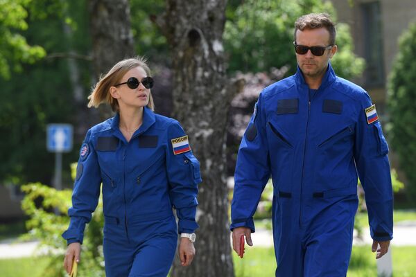 演員尤利婭·佩列西爾德、導演克利姆·希片科在開始為飛往國際空間站拍攝《挑戰》作準備之前 - 俄羅斯衛星通訊社
