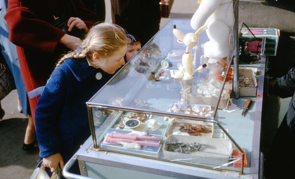 1964年，一個小姑娘在看商店裡的櫃台。 - 俄羅斯衛星通訊社