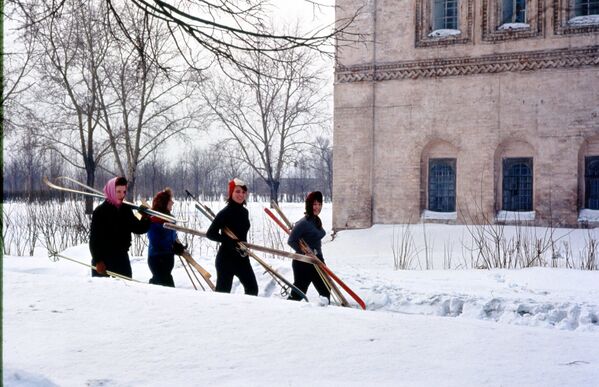 1964年，莫斯科，妇女们去滑雪。 - 俄罗斯卫星通讯社