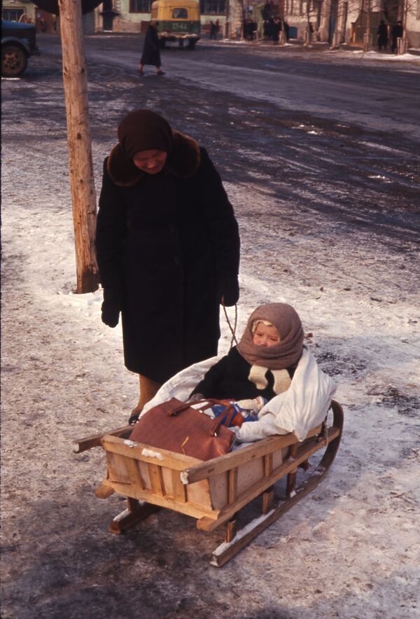 1964年，佩列斯拉夫爾-扎列斯基，一位老奶奶帶著孩子玩雪橇。 - 俄羅斯衛星通訊社