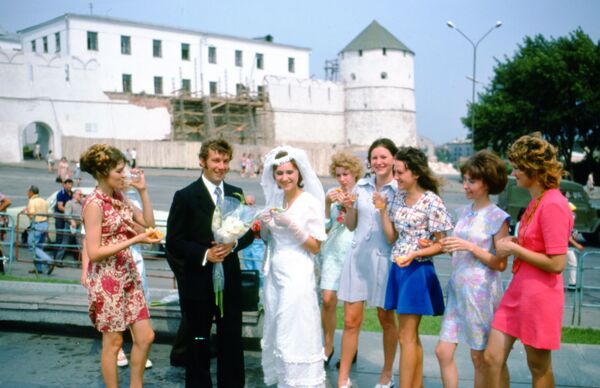 1975年，在喀山克里姆林宫对面举行的婚礼。 - 俄罗斯卫星通讯社