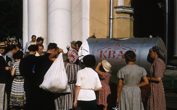 1958年，派对购买克瓦斯的人们。 - 俄罗斯卫星通讯社