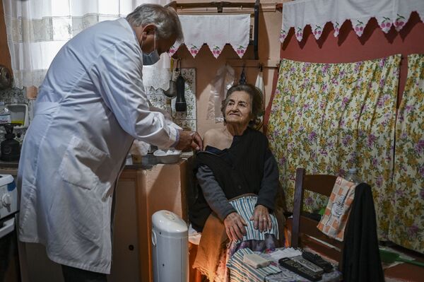 埃拉福尼索斯岛，阿纳尔吉罗斯•马里奥利斯医生为一名老年妇女接种新冠疫苗。 - 俄罗斯卫星通讯社