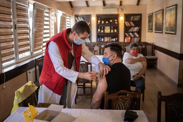 塞尔维亚克拉古耶瓦茨，一名男子在一家餐馆里接种由中国国药生产的Sinopharm新冠疫苗。 - 俄罗斯卫星通讯社