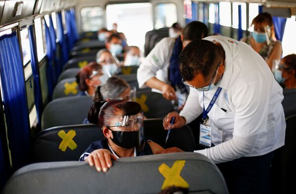 墨西哥华雷斯市，民众在大巴车上接种Pfizer-BioNTech 新冠疫苗。 - 俄罗斯卫星通讯社