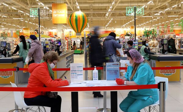 莫斯科“地球仪”大型超市，一名妇女在接种新冠疫苗前填写资料。 - 俄罗斯卫星通讯社