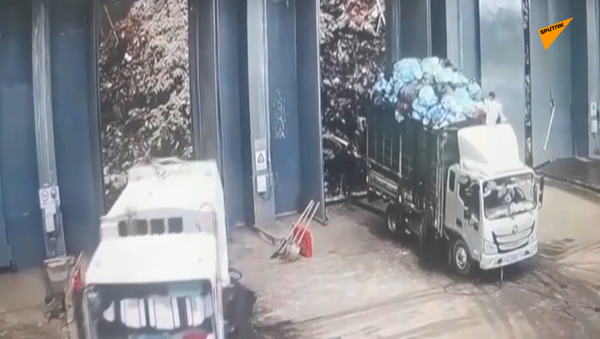垃圾車墜入40米深垃圾坑 - 俄羅斯衛星通訊社