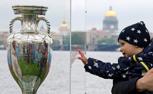 歐洲杯冠軍獎杯亮相聖彼得堡。 - 俄羅斯衛星通訊社