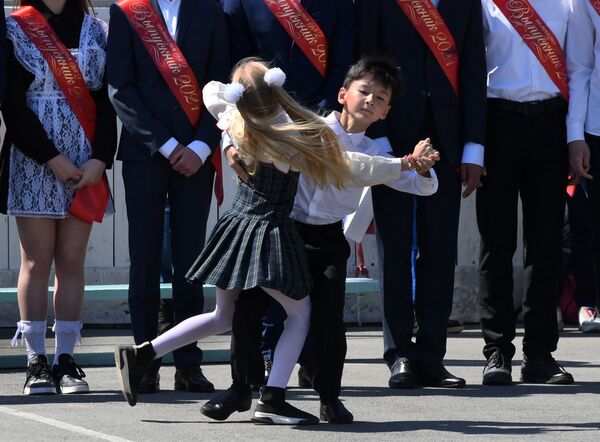 俄罗斯各地学校举行“最后的铃声”毕业典礼活动。 - 俄罗斯卫星通讯社