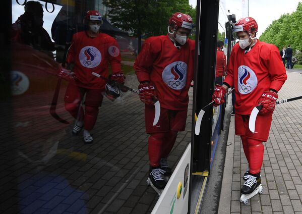 俄羅斯國家冰球隊因新冠肺炎疫情身穿冰球服乘車前去訓練。 - 俄羅斯衛星通訊社