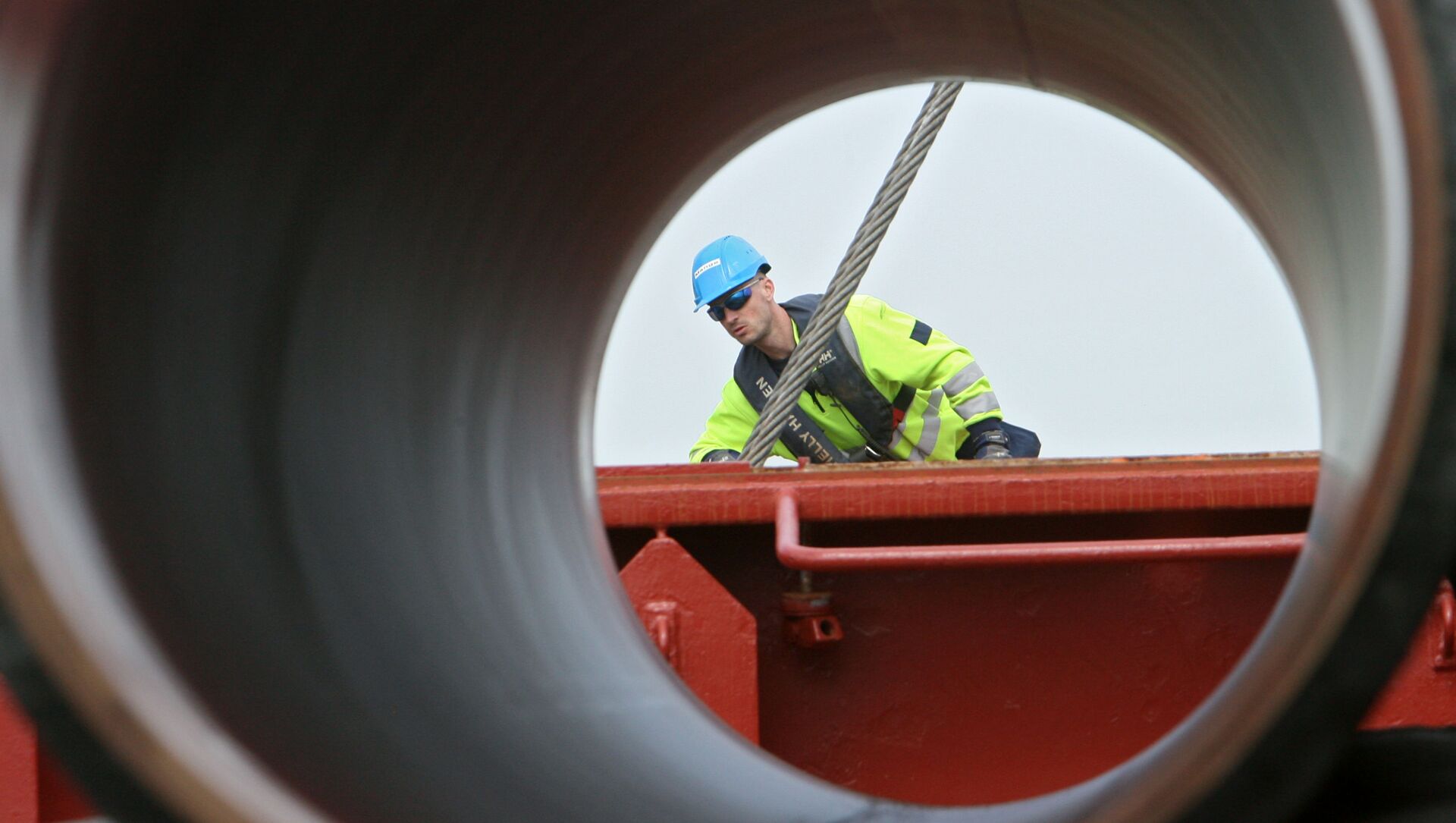Рабочий подготовливает трубы для строящегося газопровода Северный поток (Nord Stream), Швеция  - 俄罗斯卫星通讯社, 1920, 04.06.2021