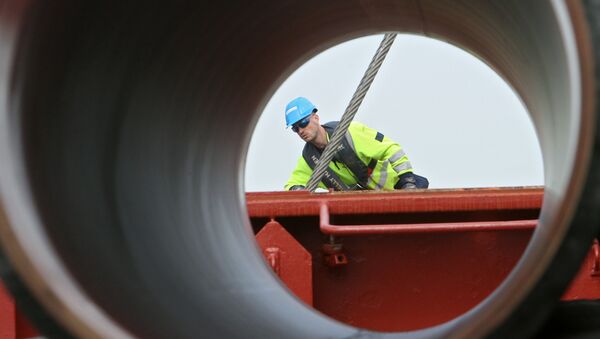 Рабочий подготовливает трубы для строящегося газопровода Северный поток (Nord Stream), Швеция  - 俄羅斯衛星通訊社
