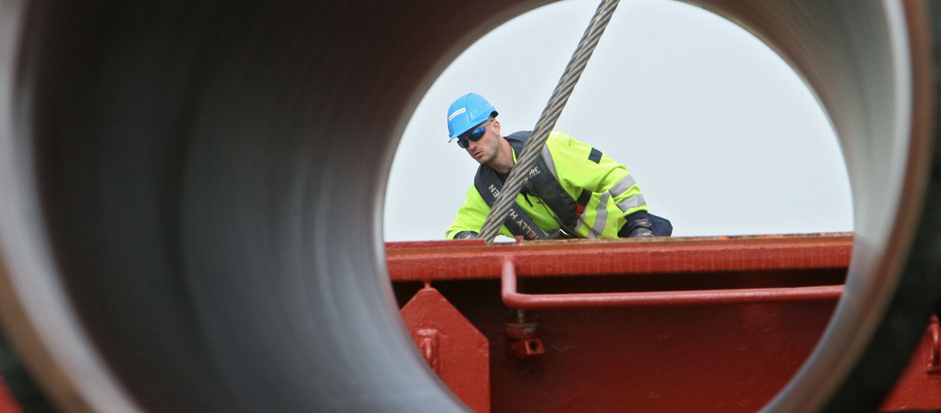 Рабочий подготовливает трубы для строящегося газопровода Северный поток (Nord Stream), Швеция  - 俄罗斯卫星通讯社, 1920, 04.06.2021