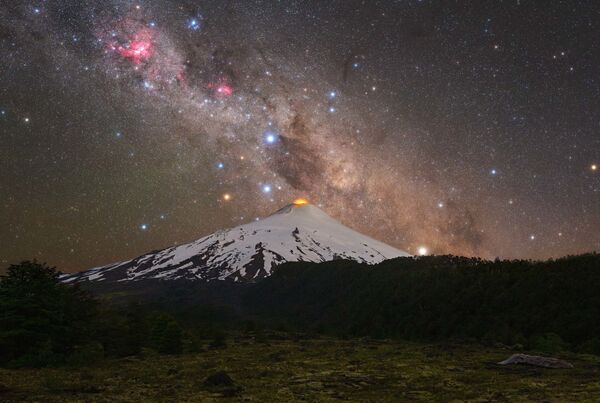 攝影師托馬斯•斯洛文斯基拍攝的《火山和十字架》。 - 俄羅斯衛星通訊社