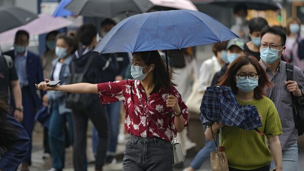 Девушки в защитных масках в Пекине - 俄羅斯衛星通訊社