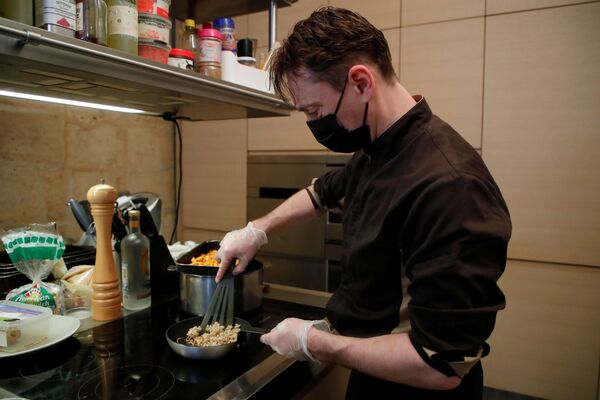 法國主廚勞倫•韋耶在他位於巴黎的Inoveat餐廳里烹飪油炸粉蟲。 - 俄羅斯衛星通訊社