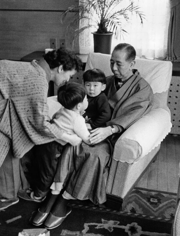 1960年，日本政治家安倍晉三和他的祖父母。 - 俄羅斯衛星通訊社