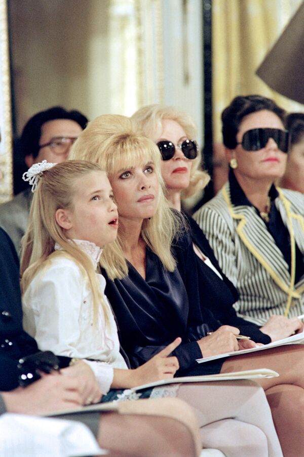1991年，伊萬卡•特朗普和母親在紐約的時裝秀上。 - 俄羅斯衛星通訊社