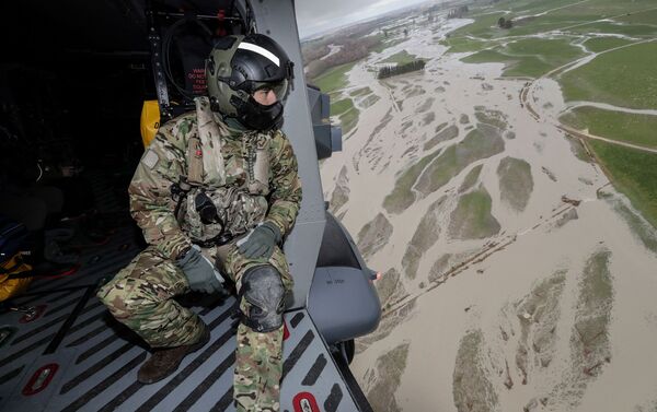 军人驾驶直升机查看坎特伯雷地区的洪水情况 - 俄罗斯卫星通讯社