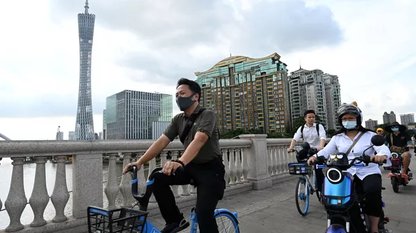 Люди на велосипедах напротив телебашни Canton Tower в городе Гуанчжоу - 俄羅斯衛星通訊社