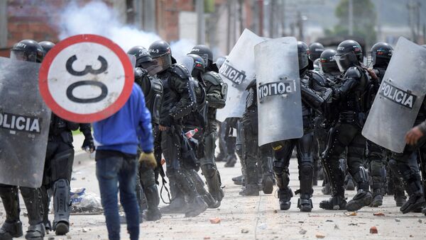 Столкновения демонстрантов с полицией в Колумбии - 俄羅斯衛星通訊社