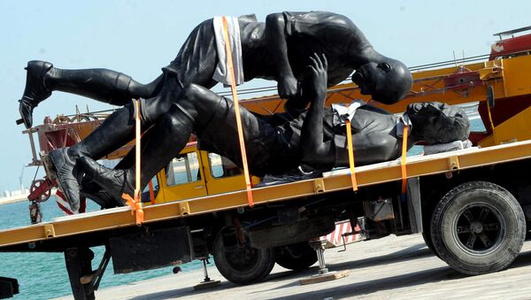 法国球星齐达内在卡塔尔的雕像正被搬去新位置。 - 俄罗斯卫星通讯社