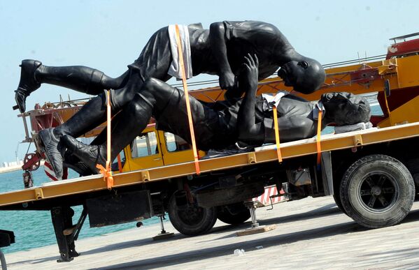 法国球星齐达内在卡塔尔的雕像正被搬去新位置。 - 俄罗斯卫星通讯社