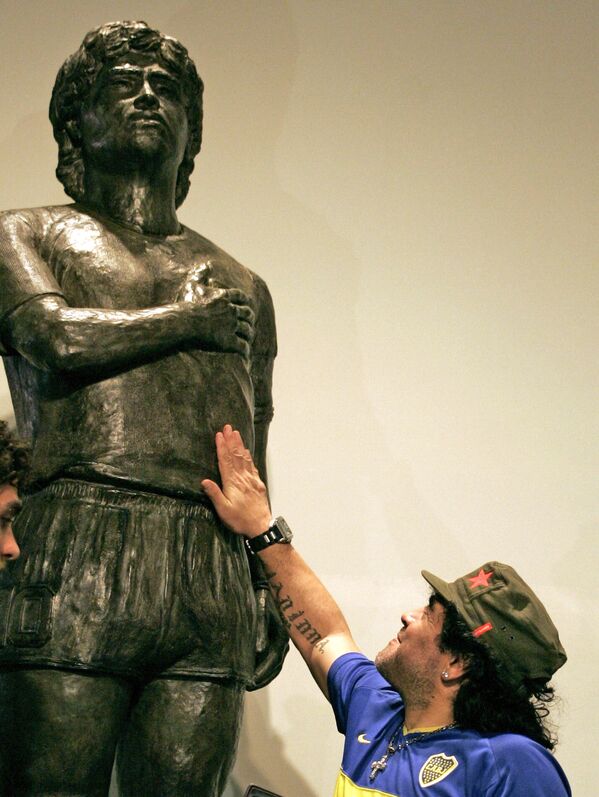 球星馬拉多納和他在布宜諾斯艾利斯博物館的雕像。 - 俄羅斯衛星通訊社