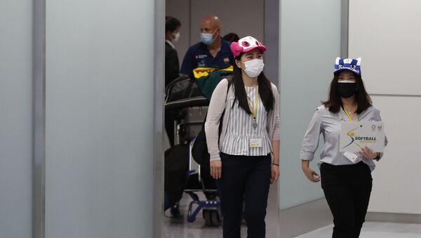 Женщины в кепках с изображением официальных талисманов Олимпийских и Паралимпийских игр в Токио в аэропорту Нарита - 俄罗斯卫星通讯社