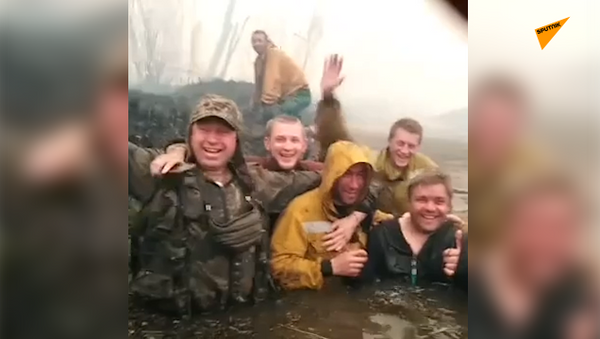 消防员从秋明州沼泽的火圈中逃生 - 俄罗斯卫星通讯社