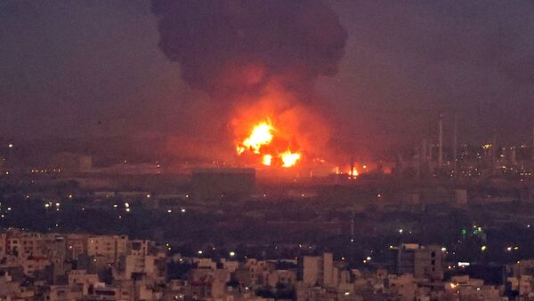 德黑兰市炼油厂火灾爆炸后升起的浓烟。 - 俄罗斯卫星通讯社