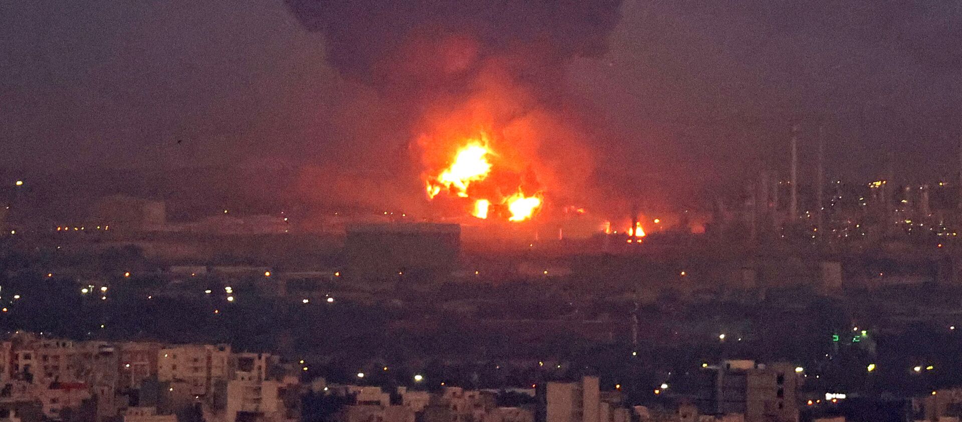 德黑兰市炼油厂火灾爆炸后升起的浓烟。 - 俄罗斯卫星通讯社, 1920, 03.06.2021